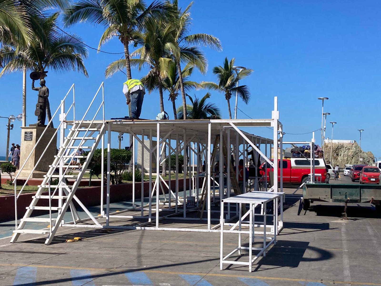 $!Colocan templetes en la avenida Del Mar para disfrutar los desfiles del Carnaval