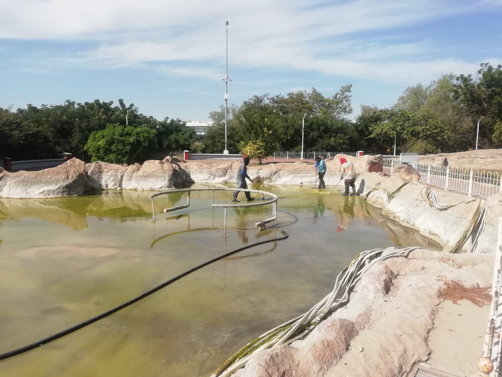 $!Limpian las fuentes danzarinas del Asta Bandera, en Culiacán