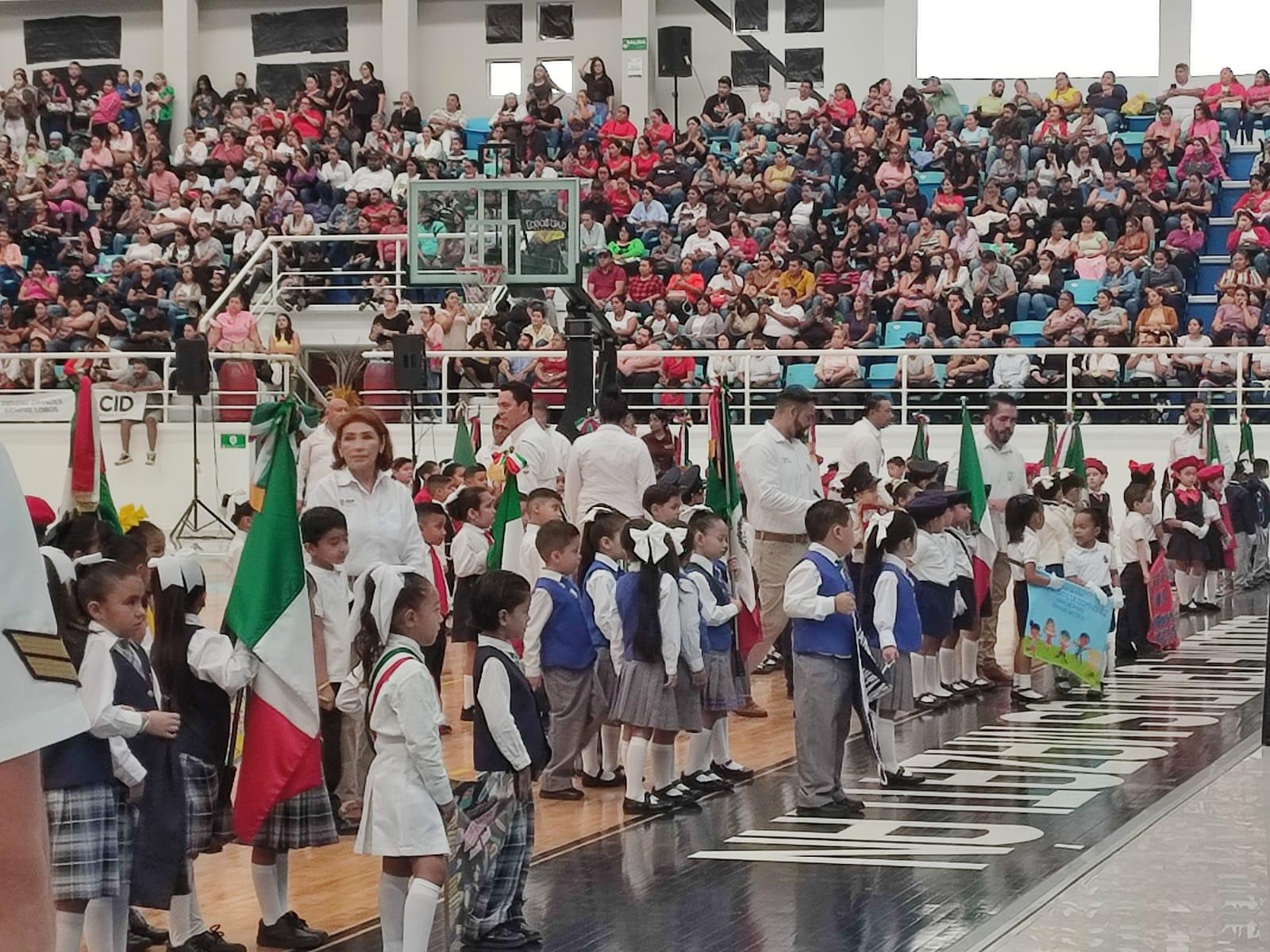 $!Celebran con desfile de escoltas de preescolar el Día de la Bandera