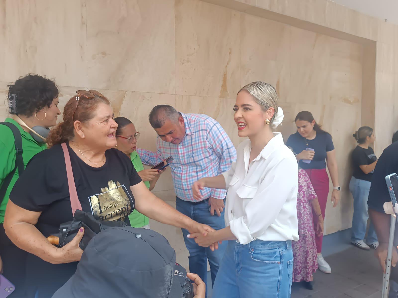 $!Realiza Estrella Palacios recorrido en calles del Centro de Mazatlán y reitera invitación a fiesta del Grito de Independencia