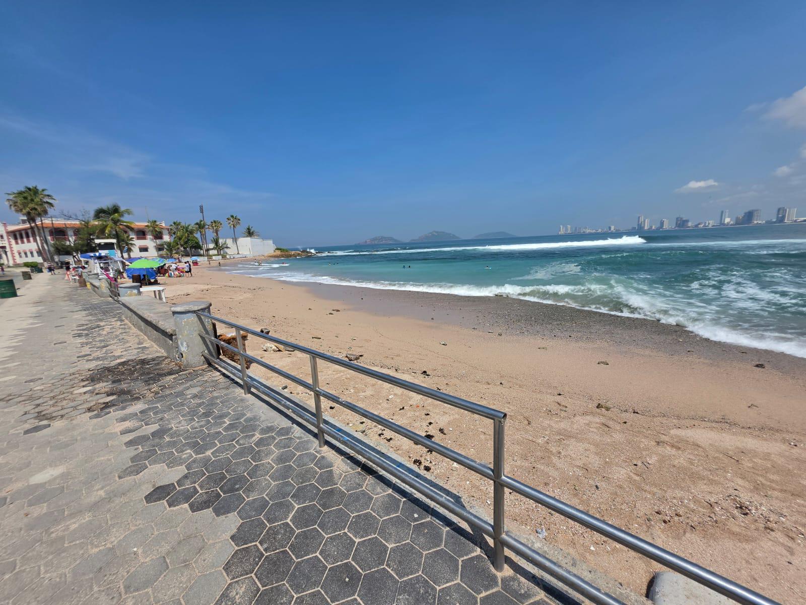$!Reinstalan barandales en Playa Pinitos, pero persiste problema de accesibilidad