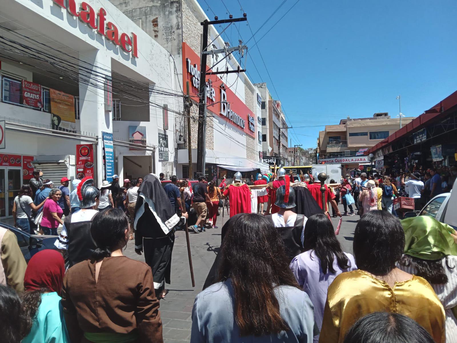 $!Mazatlecos y turistas atestiguan el Viacrucis Viviente en calles del Centro de puerto