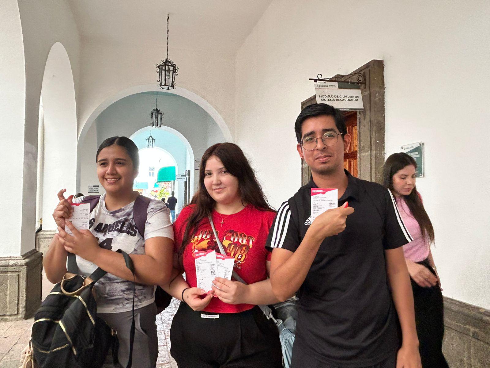 $!Jóvenes entusiasmados muestran su boleto de acceso al concierto de la Banda MS.