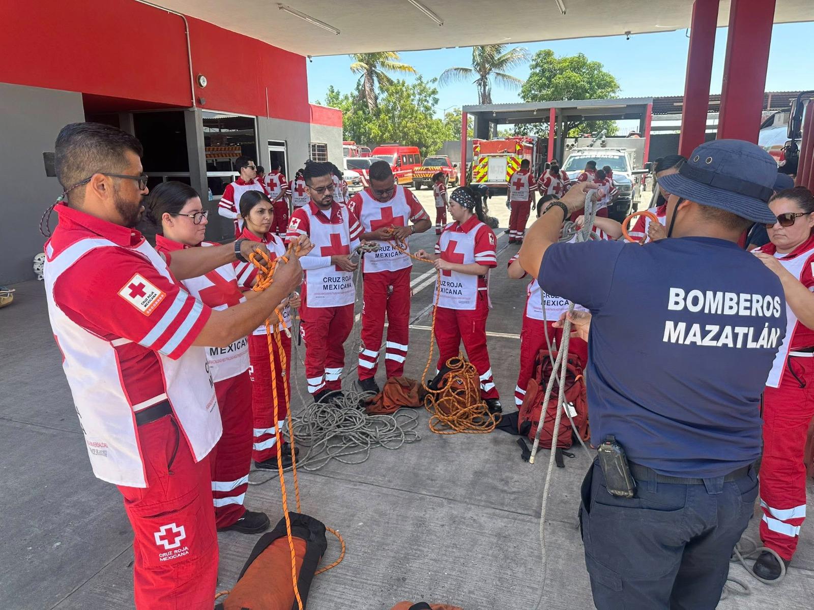 $!Imparte Bomberos Mazatlán capacitación a personal de Cruz Roja sobre procedimientos de rescate