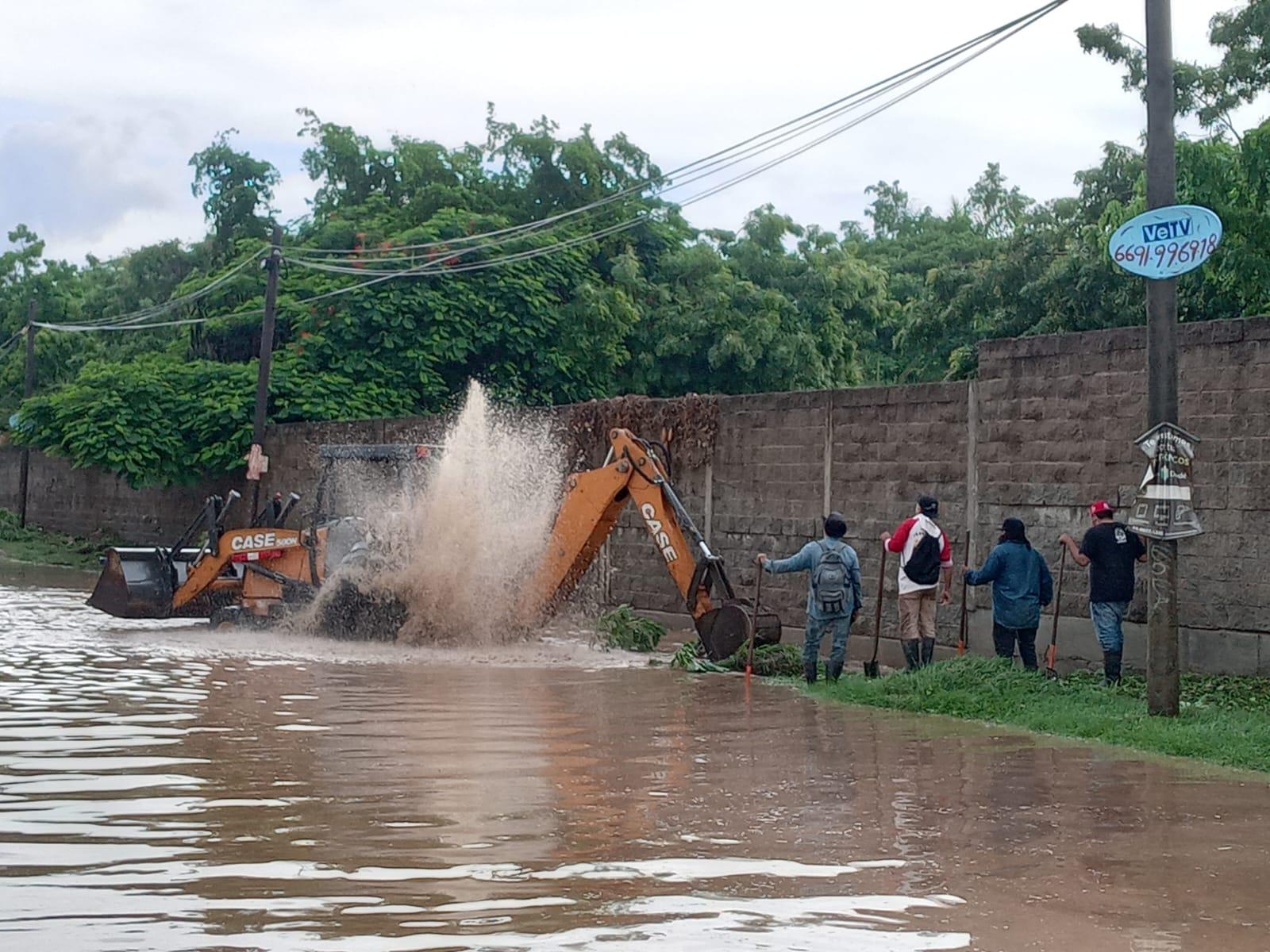 $!Se inunda tramo de avenida y calle en la Genaro Estrada tras lluvias de este miércoles en Mazatlán
