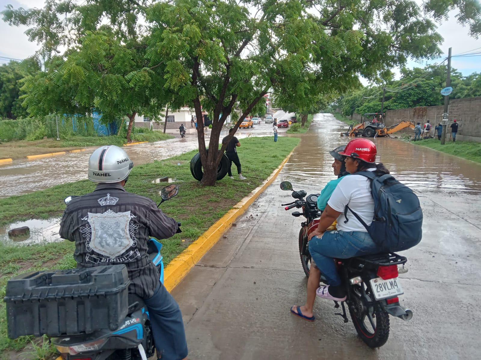 $!Se inunda tramo de avenida y calle en la Genaro Estrada tras lluvias de este miércoles en Mazatlán