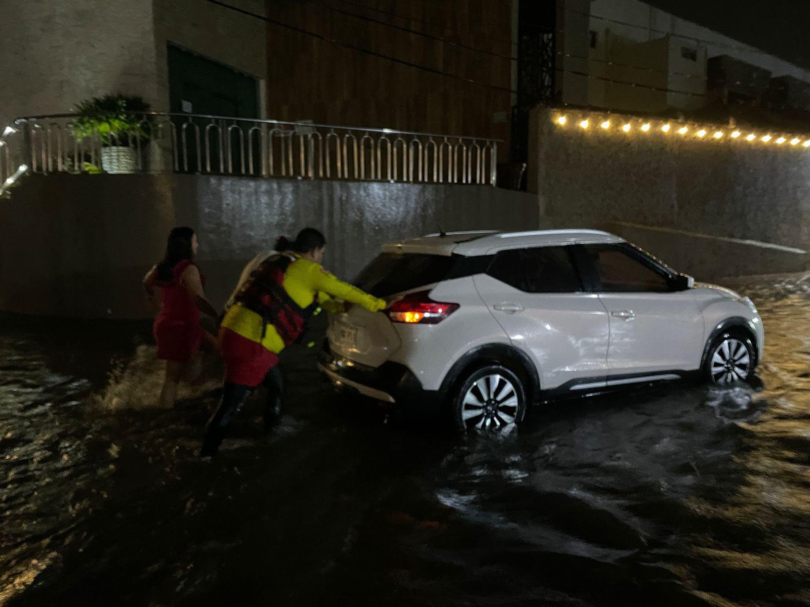 $!En Mazatlán, dejan inundaciones viales vehículos varados y familias trasladadas a sus hogares u hoteles