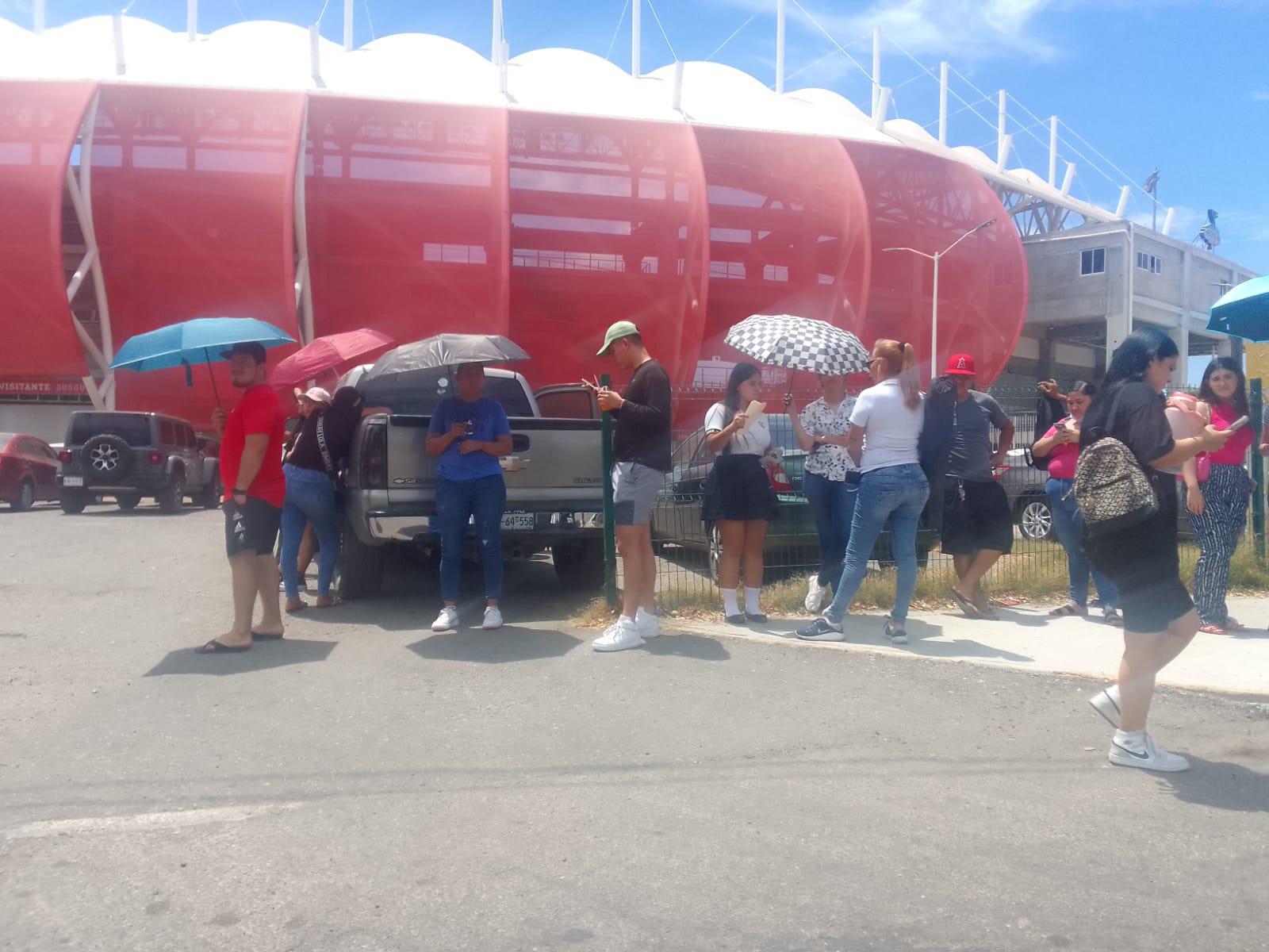 $!Presenta el Teodoro Mariscal largas filas para comprar boletos para ver a Alfredo Olivas