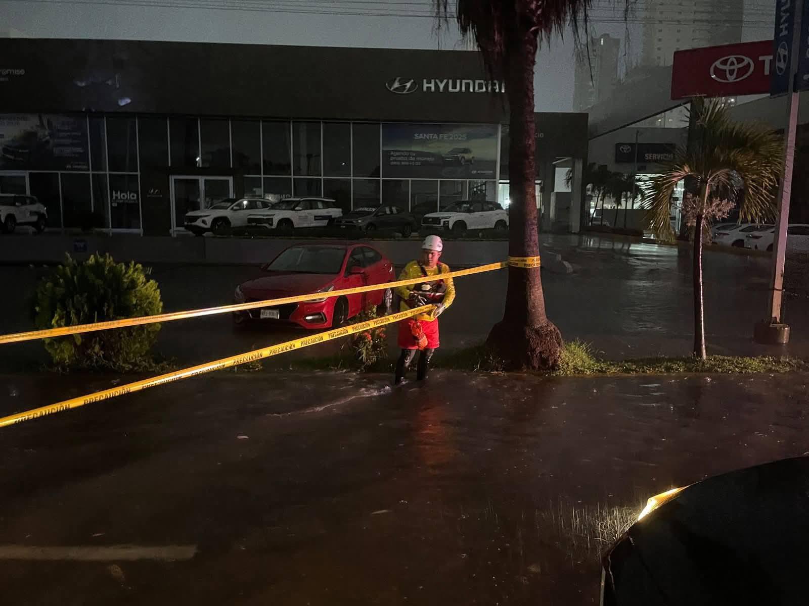 $!En Mazatlán, dejan inundaciones viales vehículos varados y familias trasladadas a sus hogares u hoteles