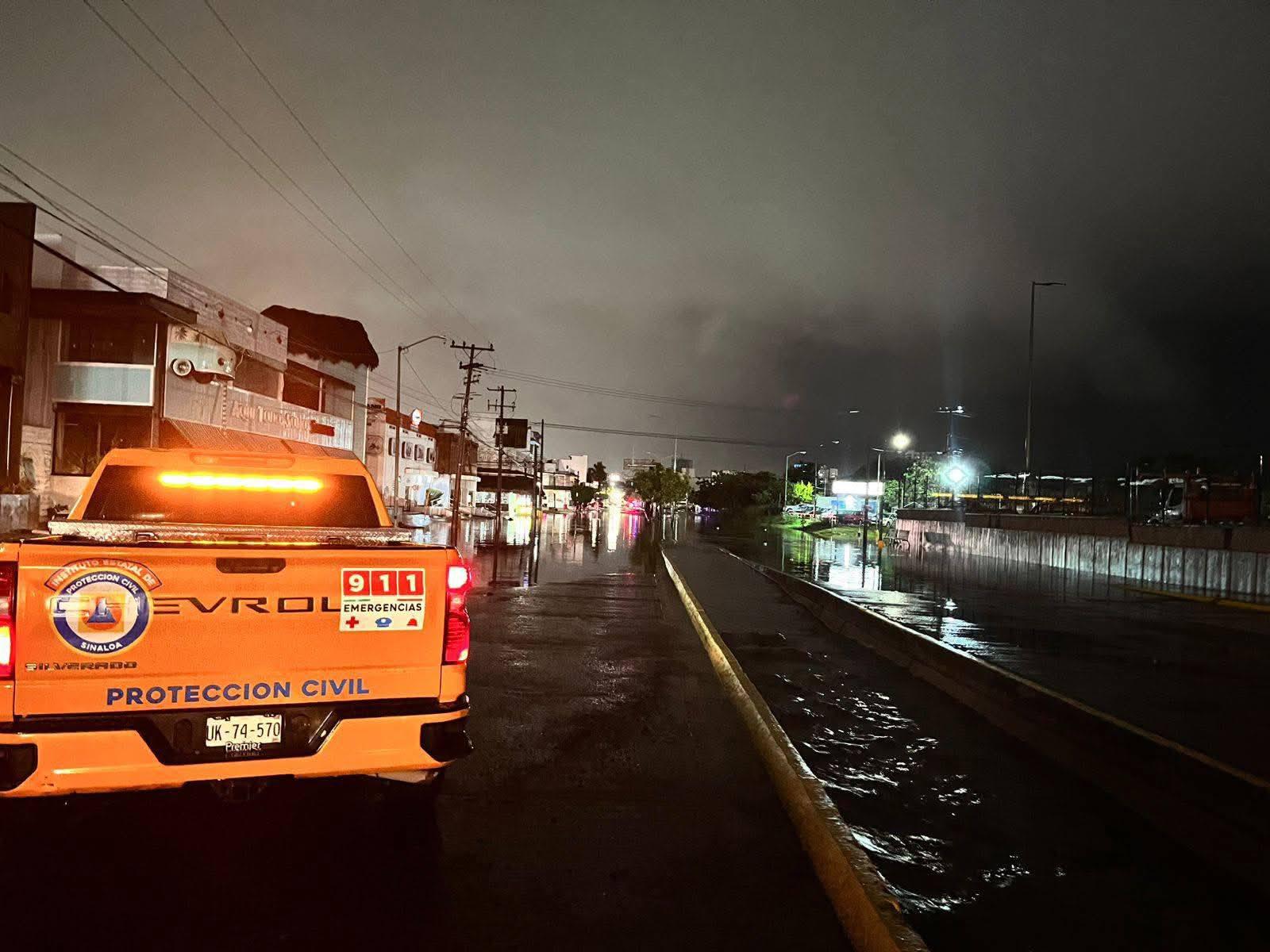 $!En Mazatlán, dejan inundaciones viales vehículos varados y familias trasladadas a sus hogares u hoteles