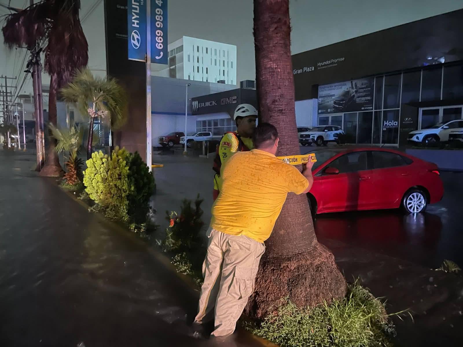 $!En Mazatlán, dejan inundaciones viales vehículos varados y familias trasladadas a sus hogares u hoteles