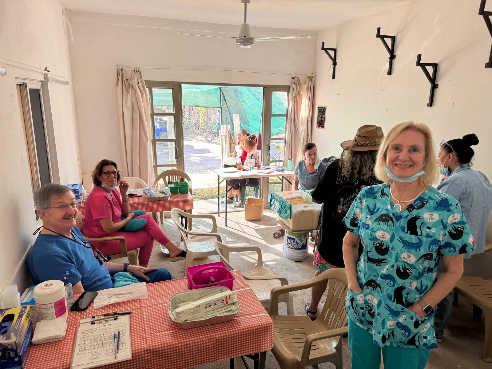 $!Atienden dentistas extranjeros a 500 niños y niña de Teacapán, Escuinapa