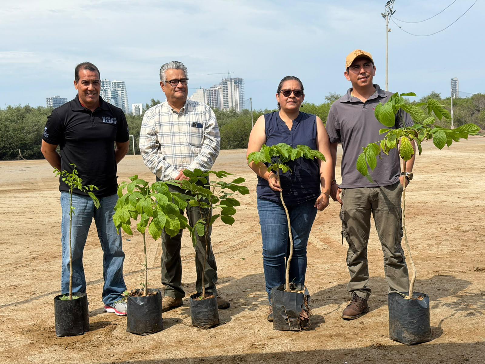 $!Plantan 30 árboles nativos junto al Estero del Infiernillo por el Día Nacional del Árbol