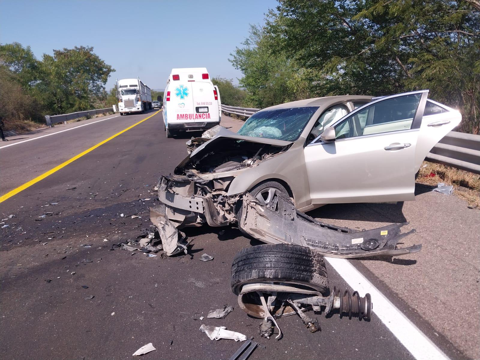 $!Choque de frente entre dos vehículos en la Tepic-Mazatlán deja tres lesionados