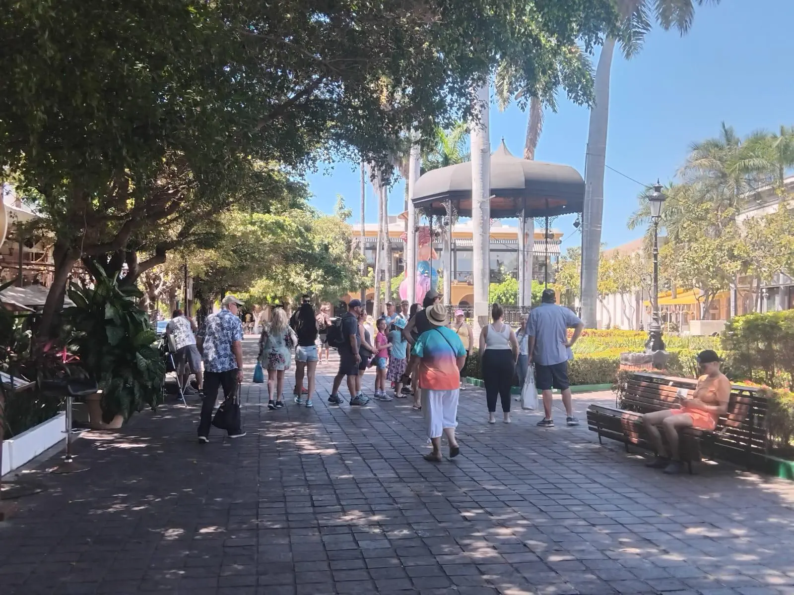 $!Disfrutan turistas y mazatlecos este lunes del último día del fin de semana largo