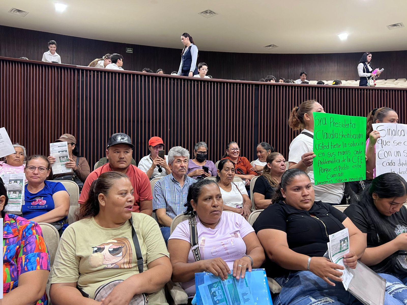 $!‘No nos iremos hasta ser escuchados’: reclaman ciudadanos de Villa Juárez en Congreso altos cobros de la CFE