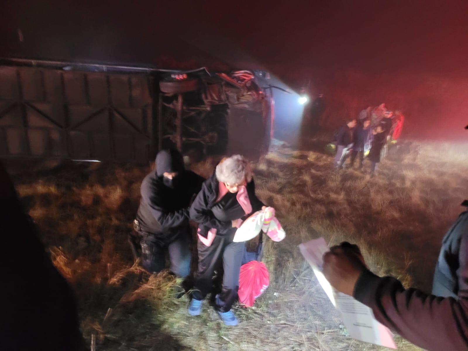 $!Volcadura de camión turístico en carretera deja más de 40 heridos en Elota