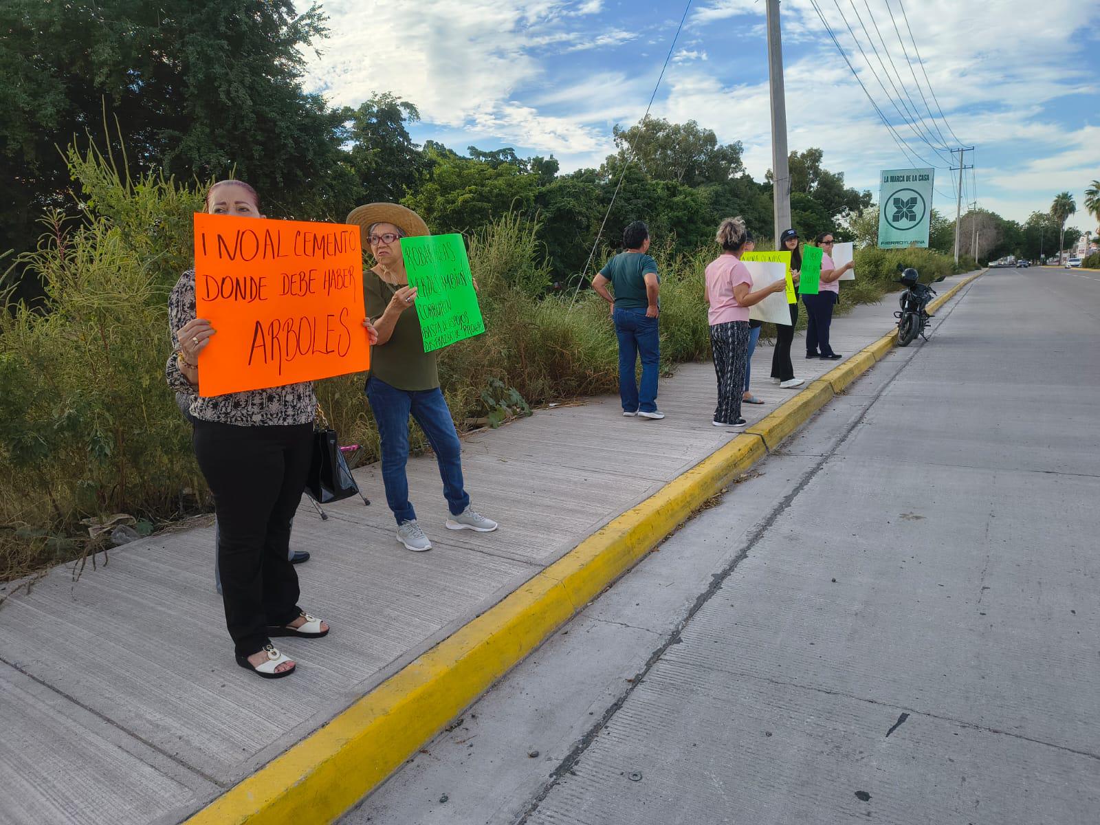 $!Vecinos de San Fernando y Praderas en Los Mochis exigen detener ‘saqueo’ de áreas verdes; bloquean el bulevar Rosales