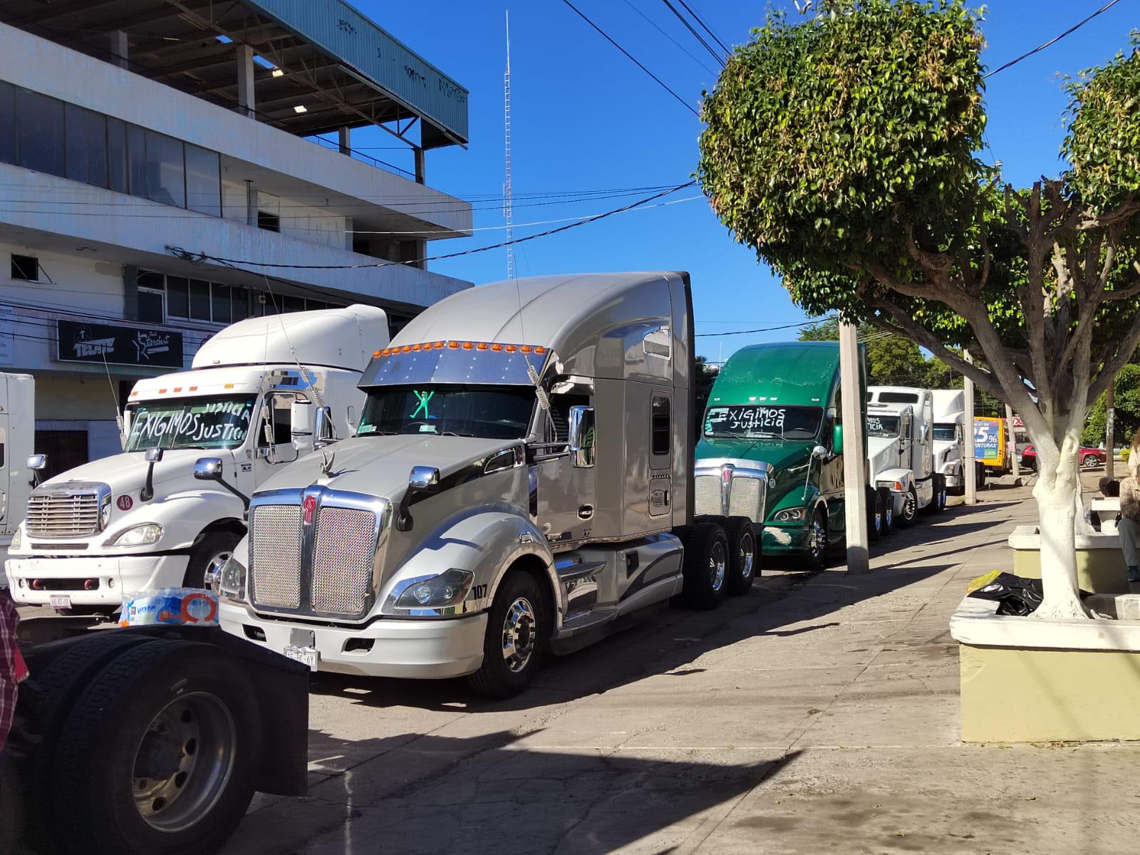 $!Transportistas toman la Subdelegación del IMSS, y acusan cobros arbitrarios por $8 millones