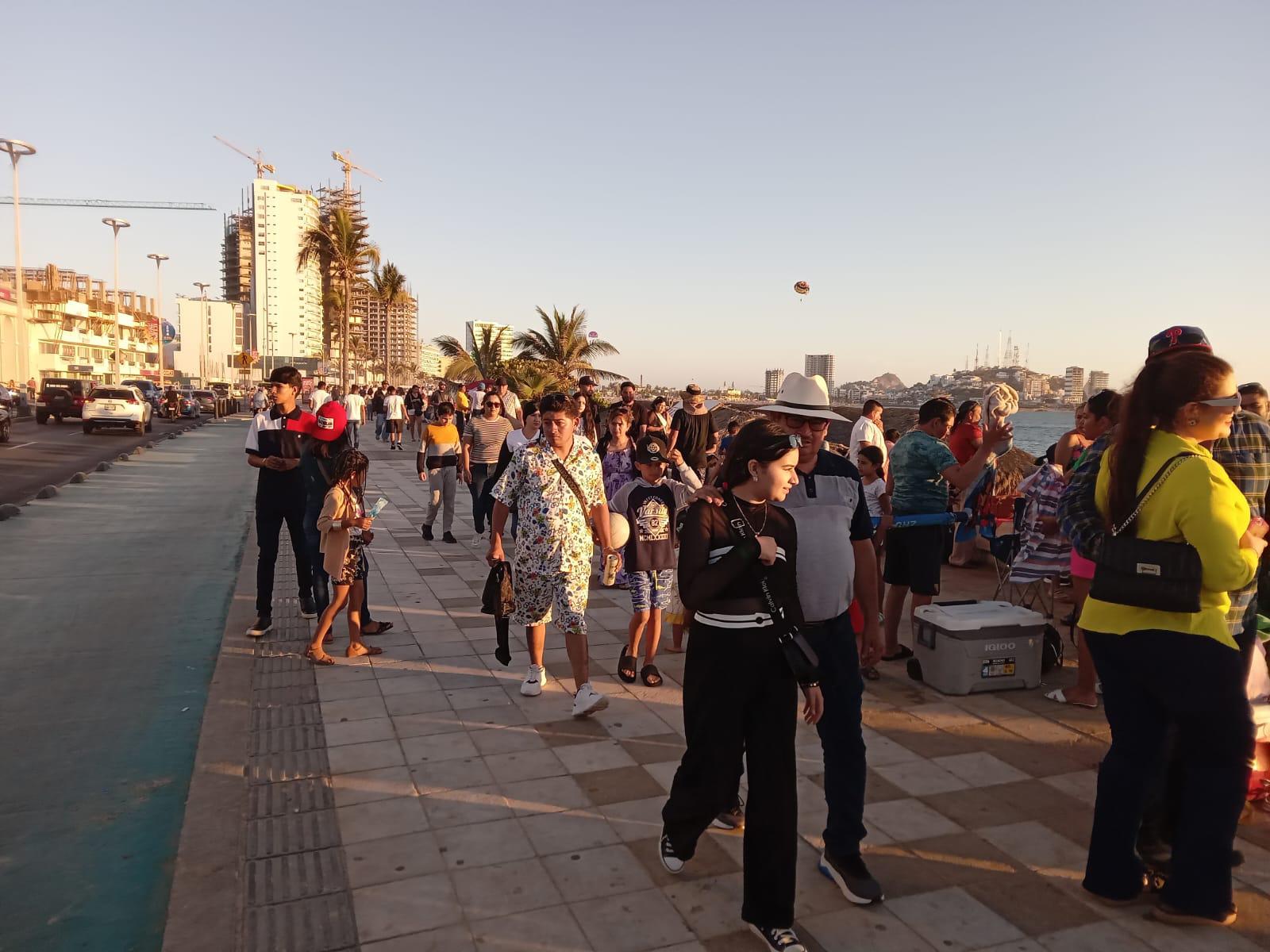 $!Se registra éxodo de bañistas de las playas de Mazatlán este Viernes Santo