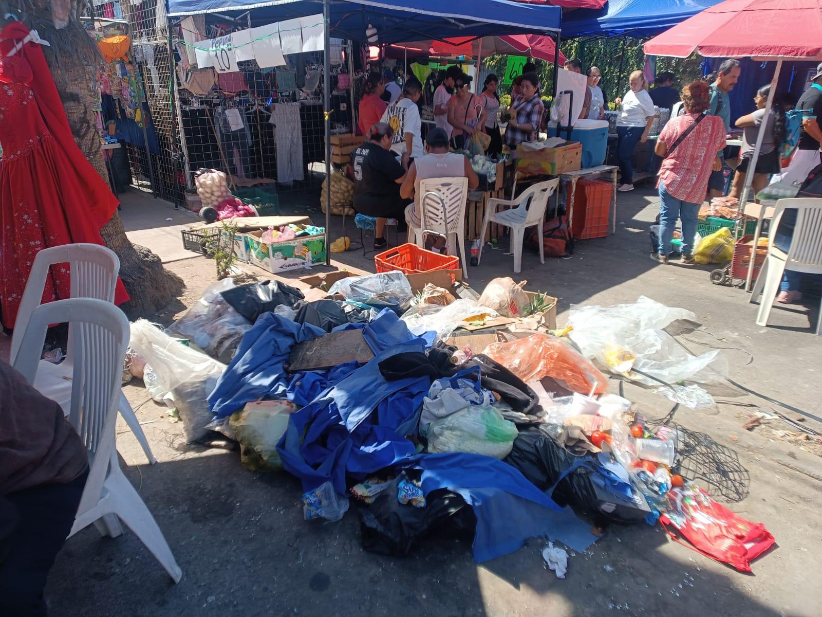 $!Mazatlecos dan vida y color al tianguis de la colonia Benito Juárez pese a mala temporada