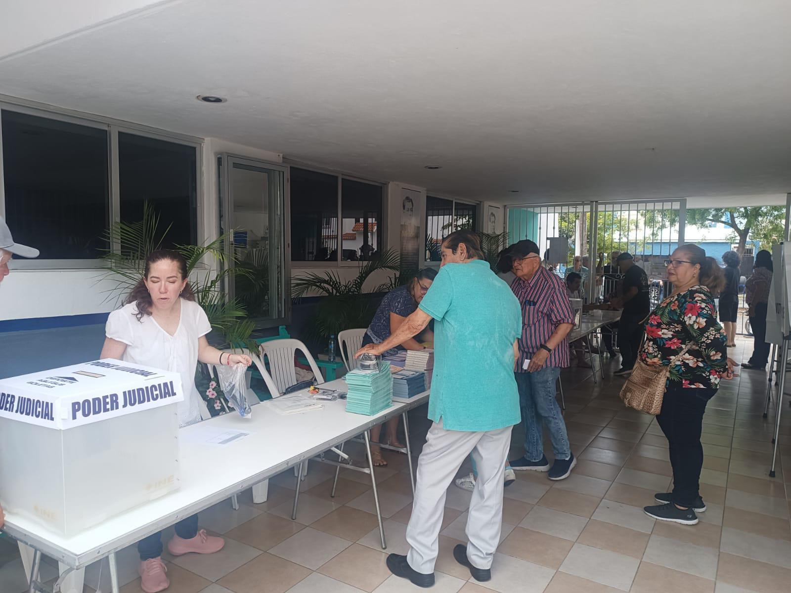 $!Casilla en Sábalo Country, en Mazatlán, registra alta afluencia de votantes para elección judicial