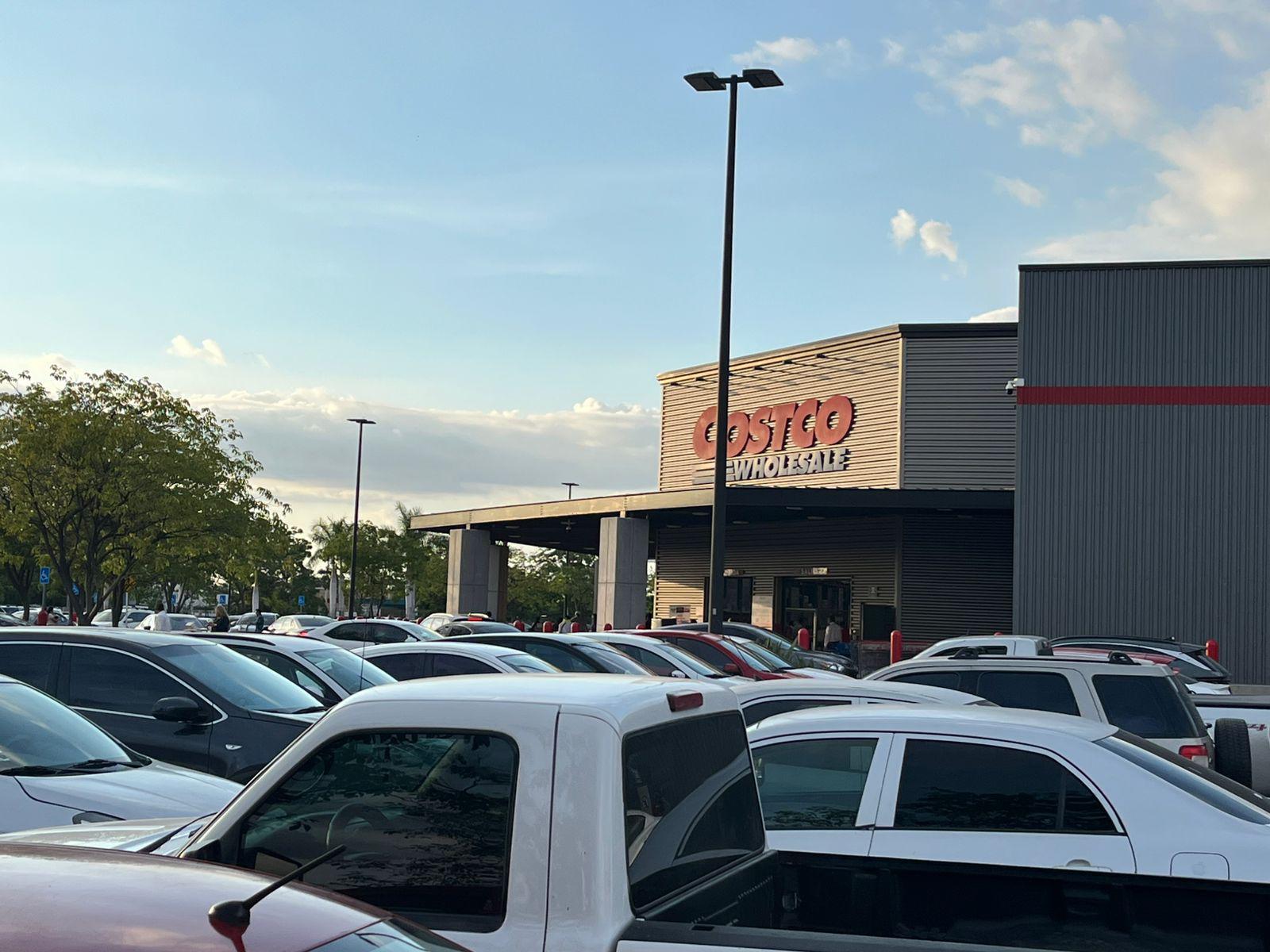 $!Costco Culiacán comenzará a cobrar estacionamiento; colocan plumas de acceso