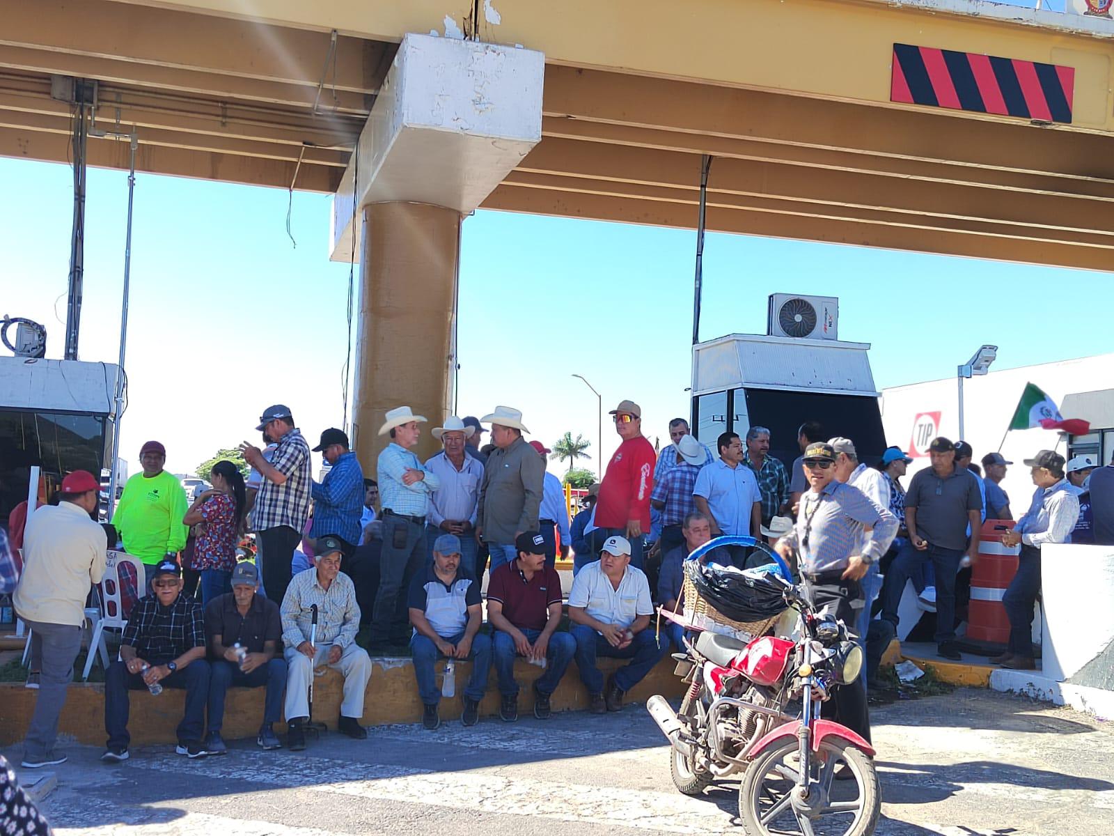 $!Productores agrícolas anuncian la toma de la caseta de San Miguel Zapotitlán ante falta de rentabilidad de granos