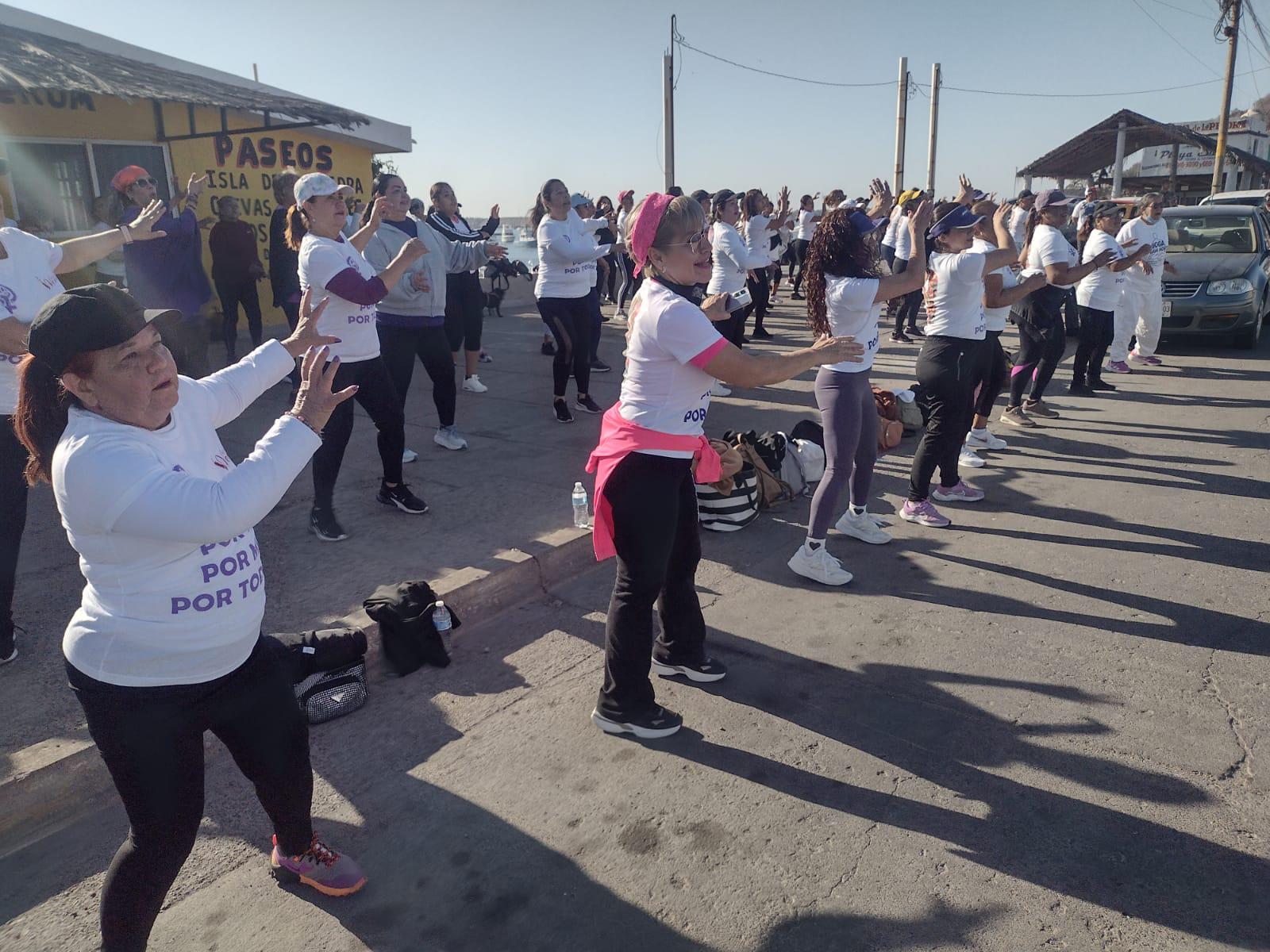 $!Conmemoran Día de la Mujer con Mega Clase en las faldas del Faro Mazatlán
