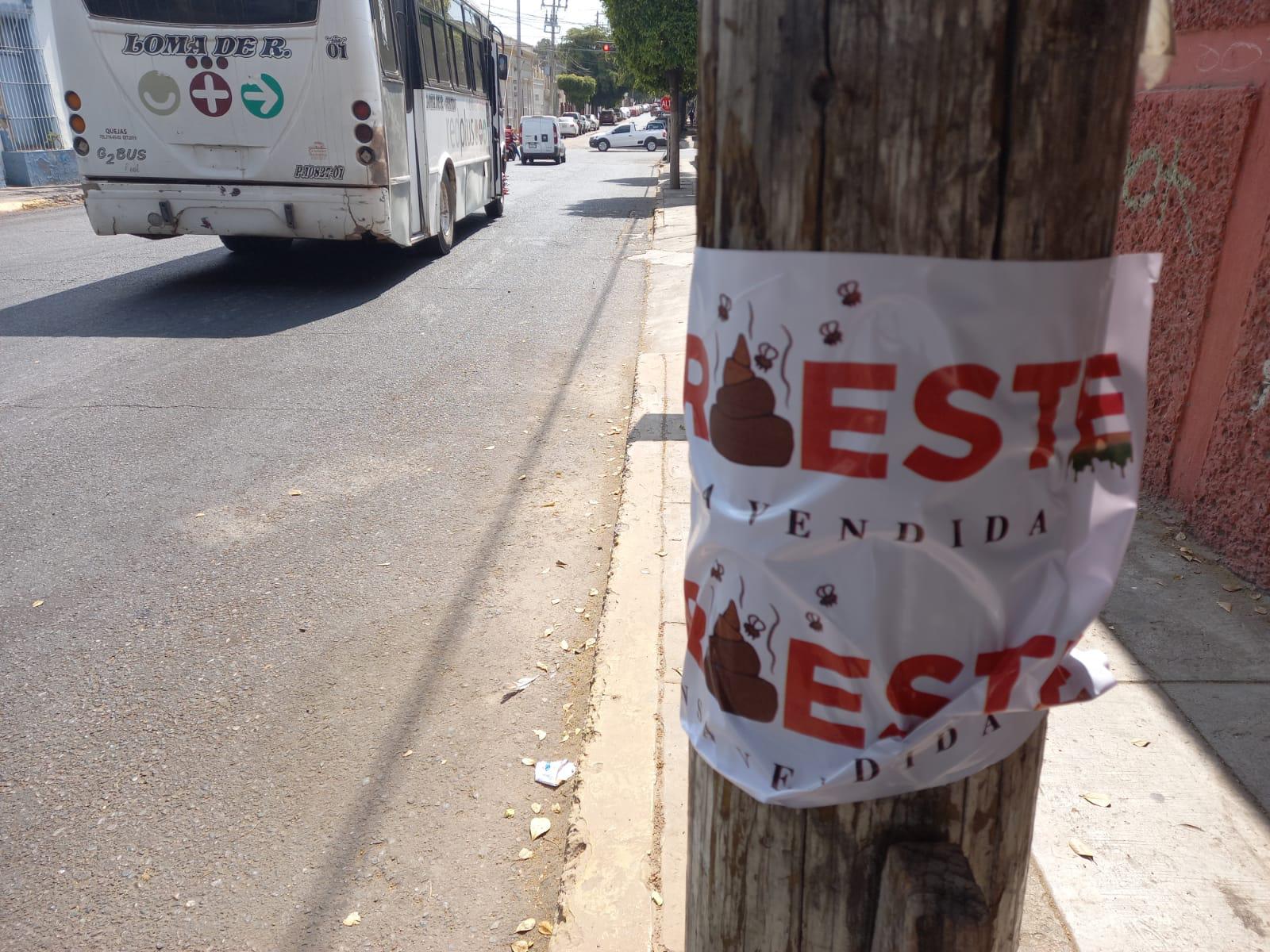 $!Evidentemente las calcas fueron pegadas con premura y descuido.