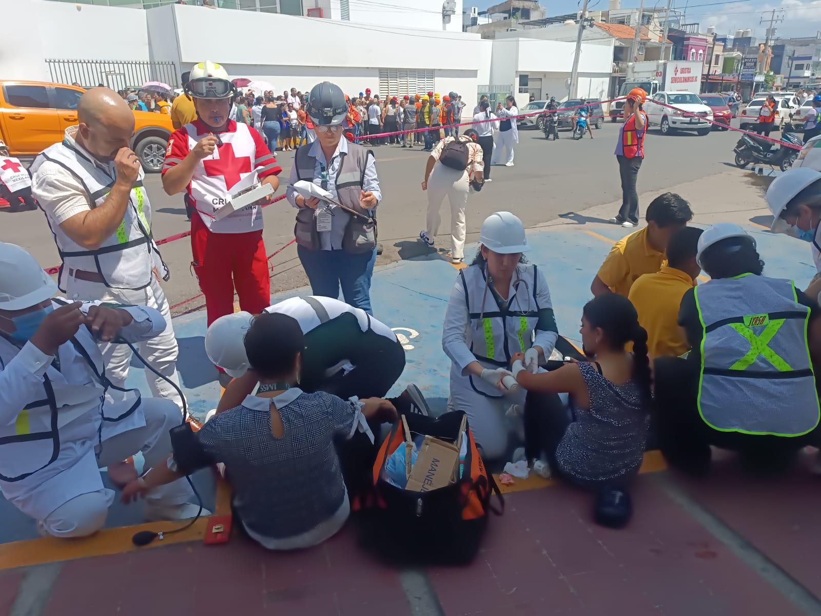 $!Realizan elementos rescatistas de Mazatlán simulacro de sismo en la guardería del IMSS viejo