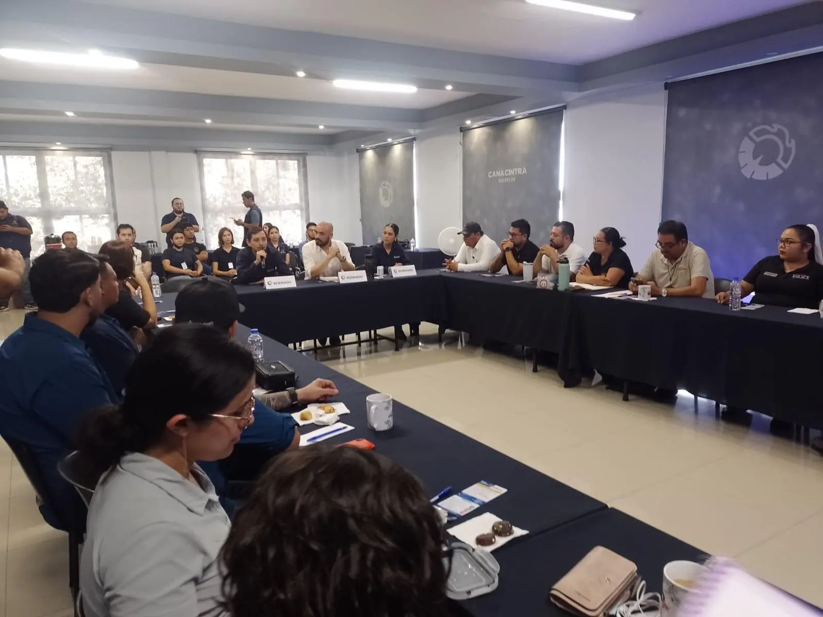 $!Capacitan a empresas de Mazatlán para prevenir riesgos por huracanes
