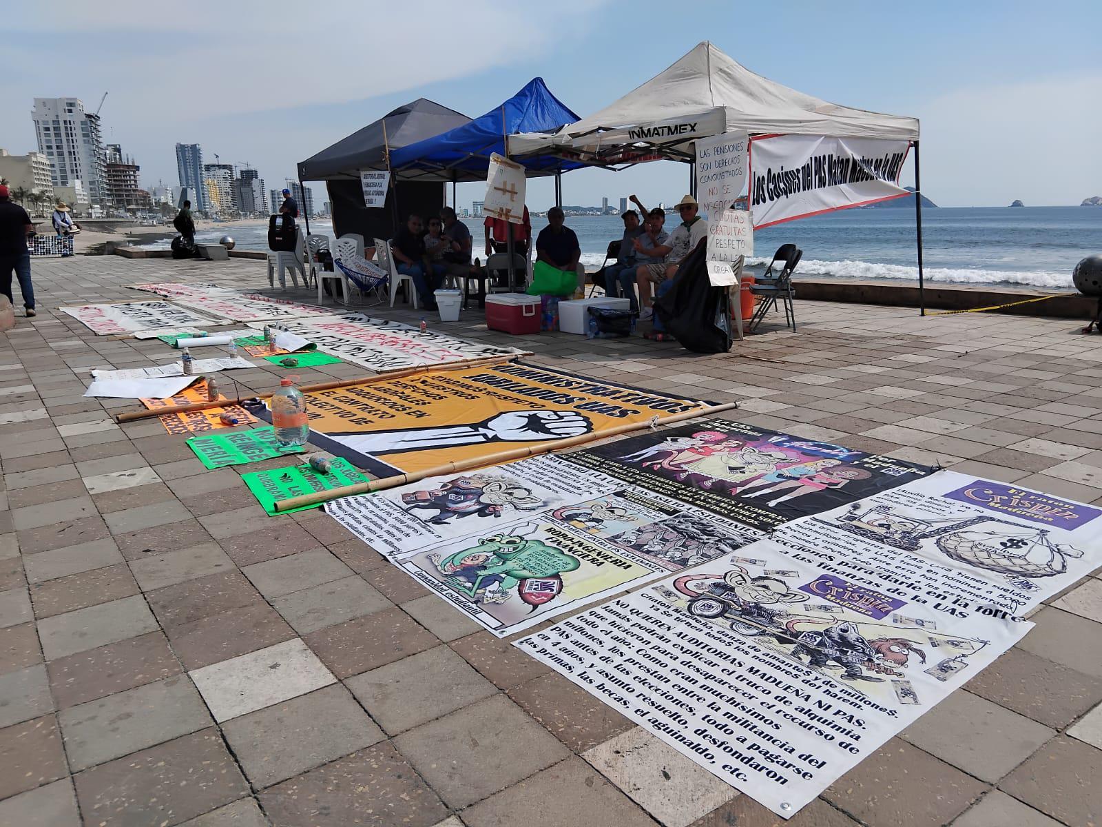 $!Mantendrán trabajadores jubilados plantón de protesta en Mazatlán hasta que autoridades de la UAS atiendan