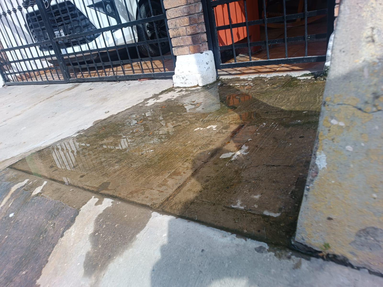 $!Fugas de agua potable invaden varias zonas de Mazatlán