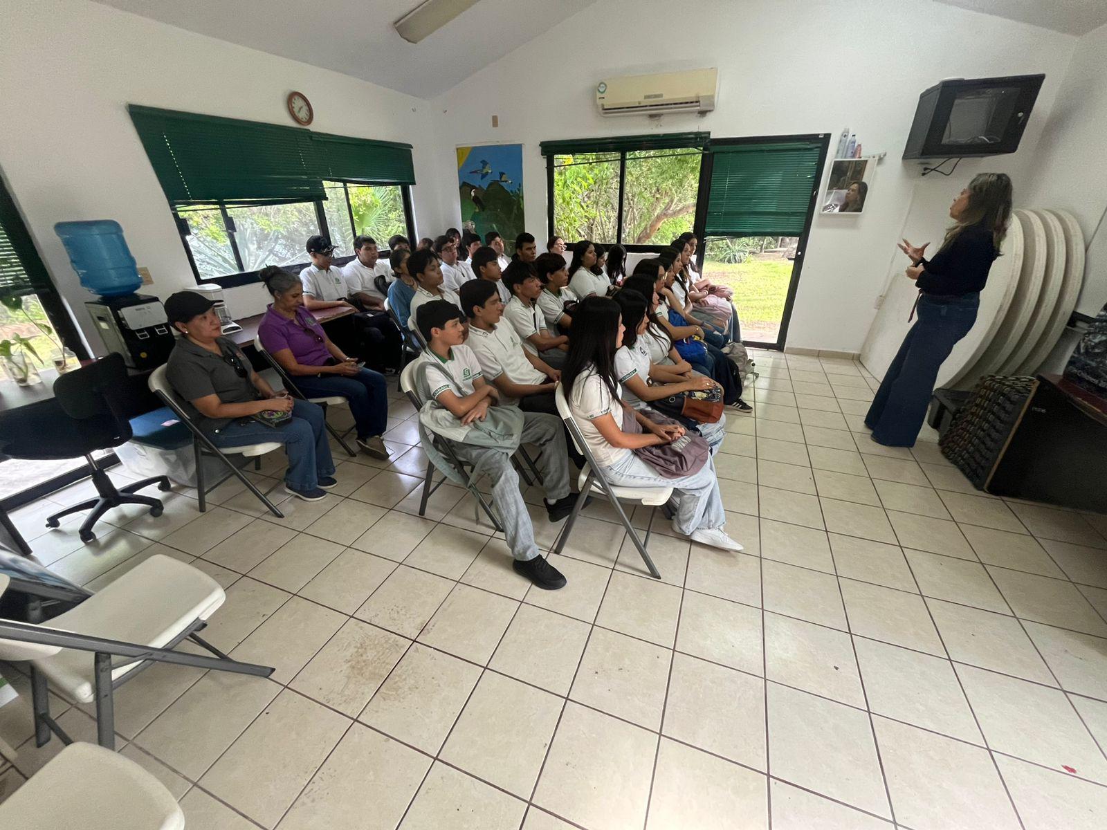 $!Preocupa a jóvenes la contaminación de las playas; participan en la Semana Estatal del Conocimiento 2025