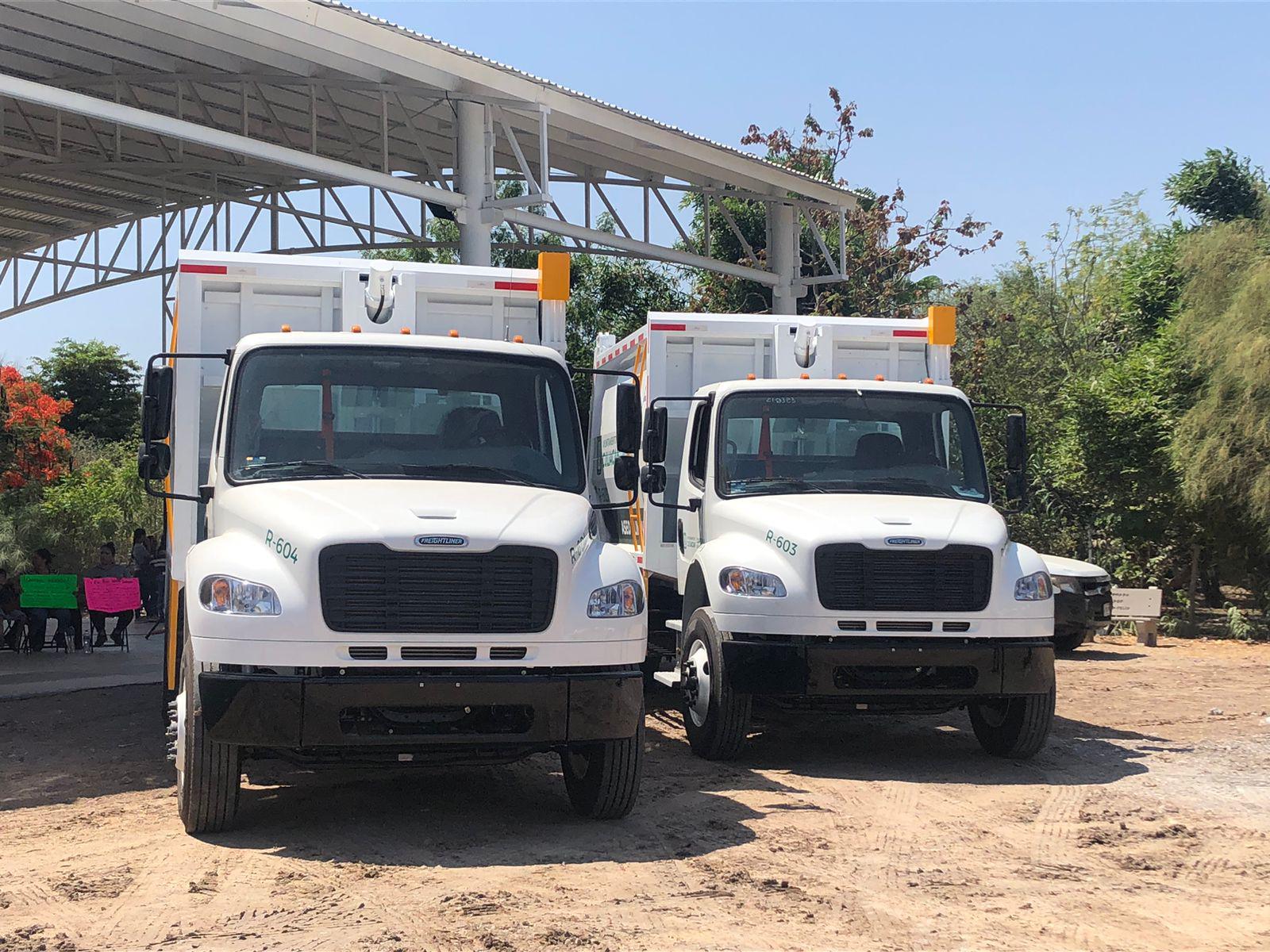 $!Gobierno de Culiacán entrega dos camiones recolectores en Quilá