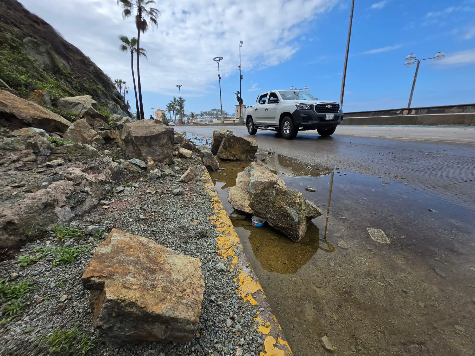 $!Fuerte lluvia provoca deslave en el Cerro de la Nevería, en Mazatlán, a la altura de la Cueva del Diablo