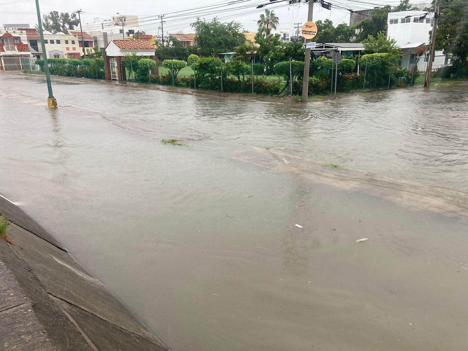 $!Cierran vialidades en Mazatlán debido a las lluvias