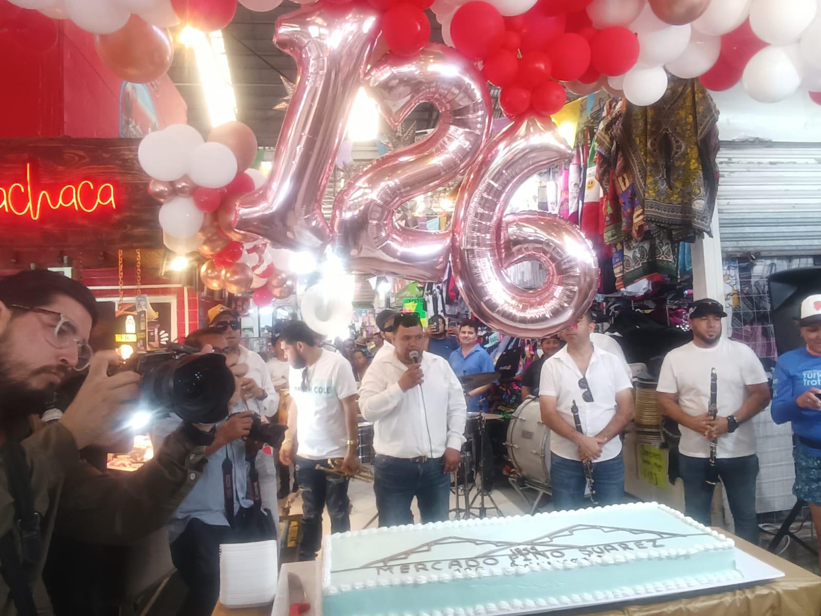 $!Con pastel y banda, el mercado Pino Suárez celebra 126 años de ser parte de la historia de Mazatlán