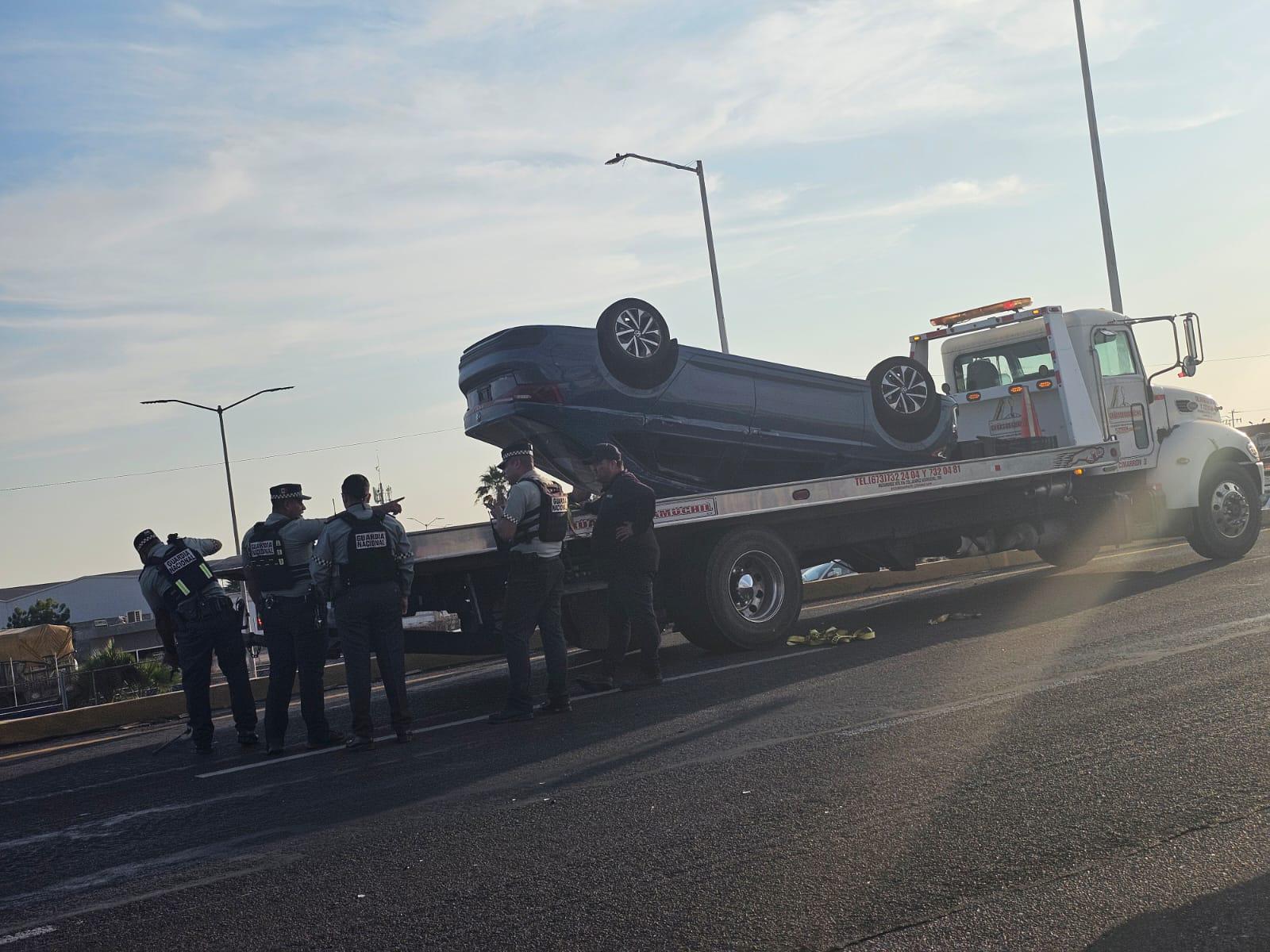 $!Vuelca vehículo en el libramiento La Costerita, en Culiacán; conductor resulta con lesiones leves