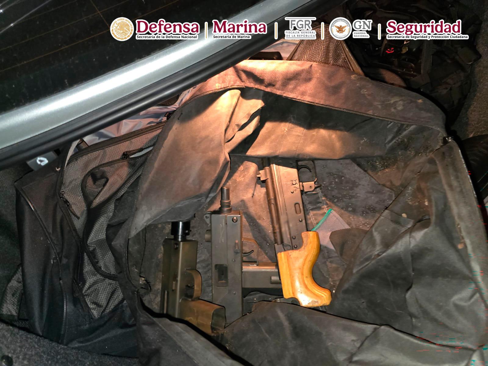 $!Aseguran 51 armas en un vehículo abandonado en Tijuana
