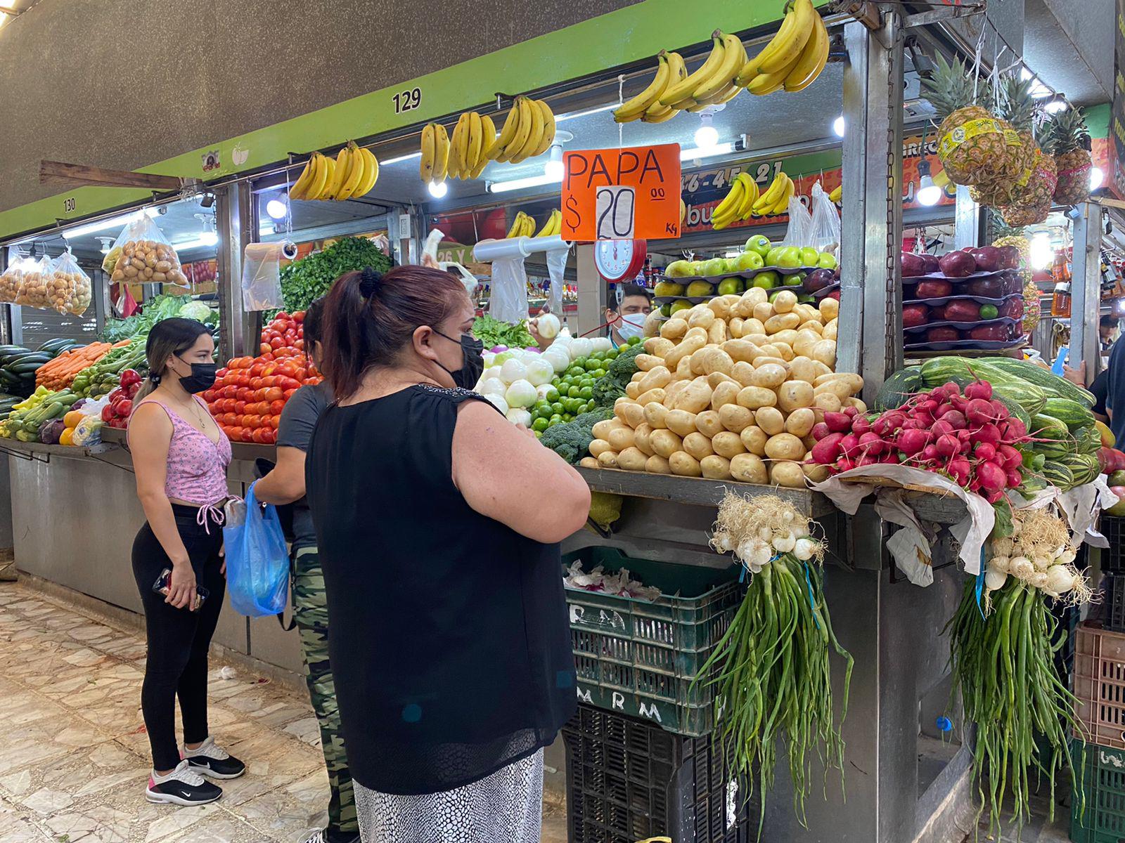 $!La despensa que antes compraba con $300 ahora la hago con $500, lamenta Rosa María en mercado de Culiacán
