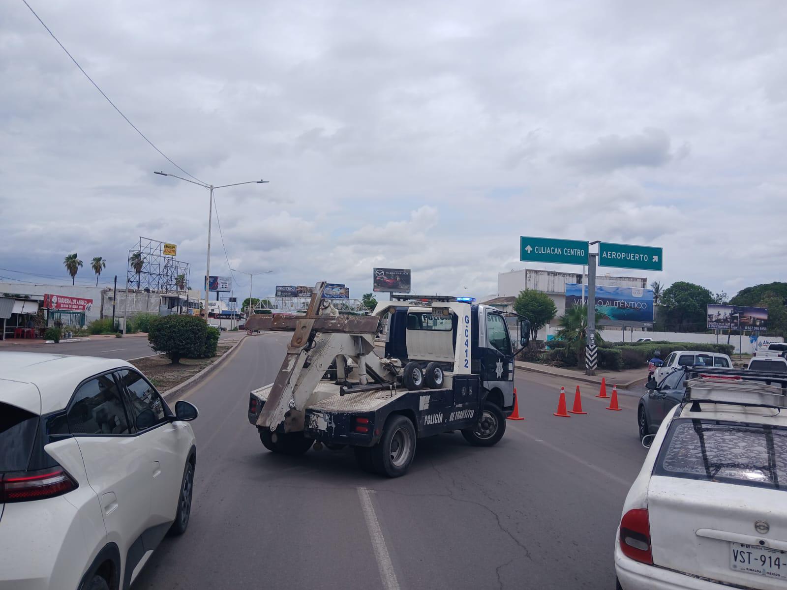 $!Bloquean carretera a Navolato por protesta de agricultores en Culiacán