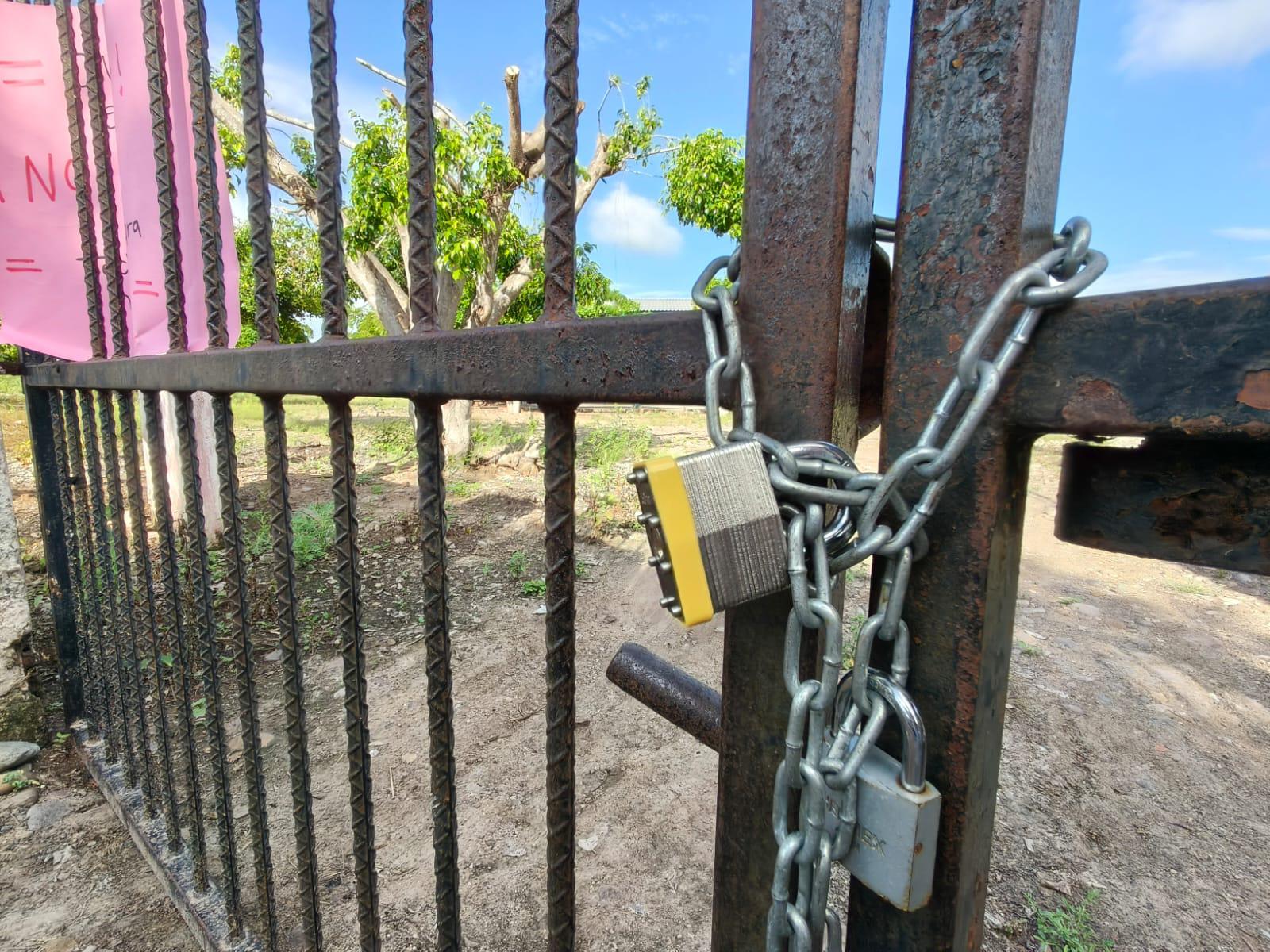 $!Padres de familia en Los Ojitos, Rosario, toman primaria en demanda de ‘una escuela digna y segura’