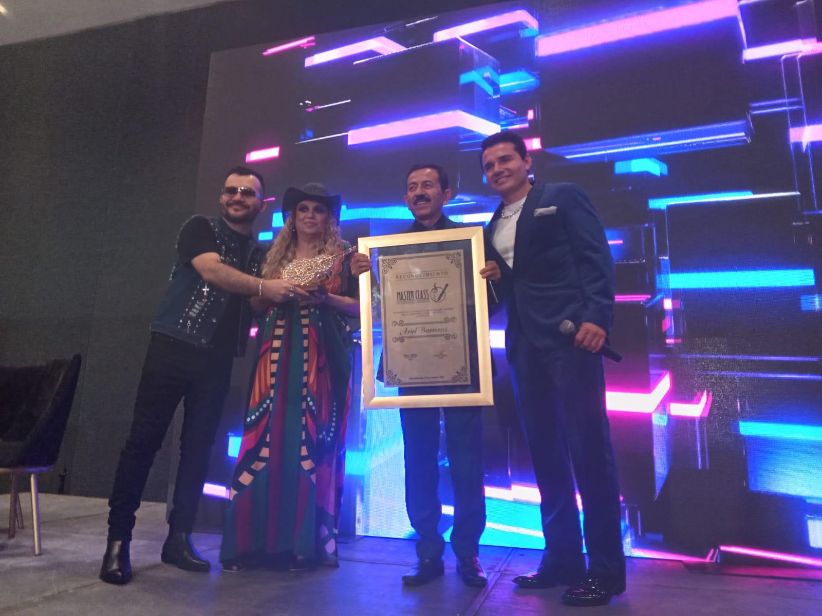 $!Desfilan compositores por la alfombra roja en la Máster Class en Mazatlán