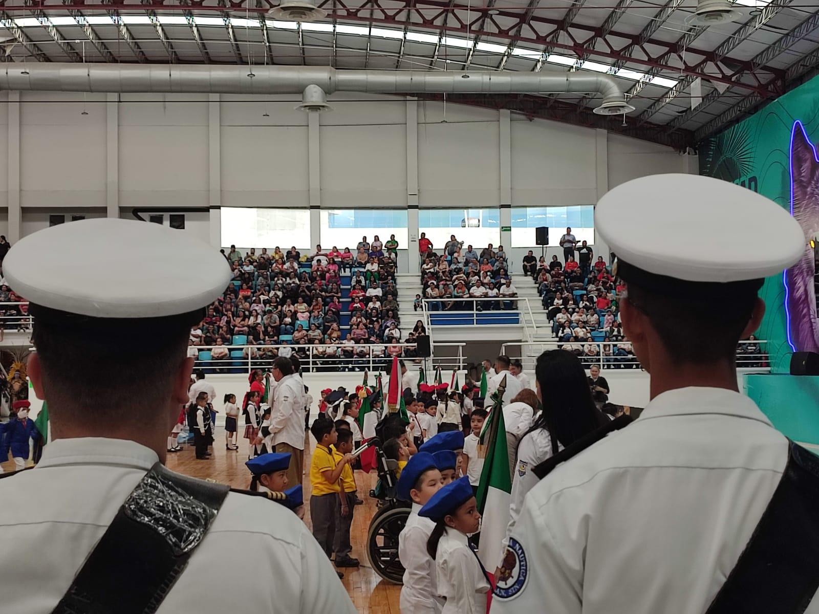 $!Celebran con desfile de escoltas de preescolar el Día de la Bandera