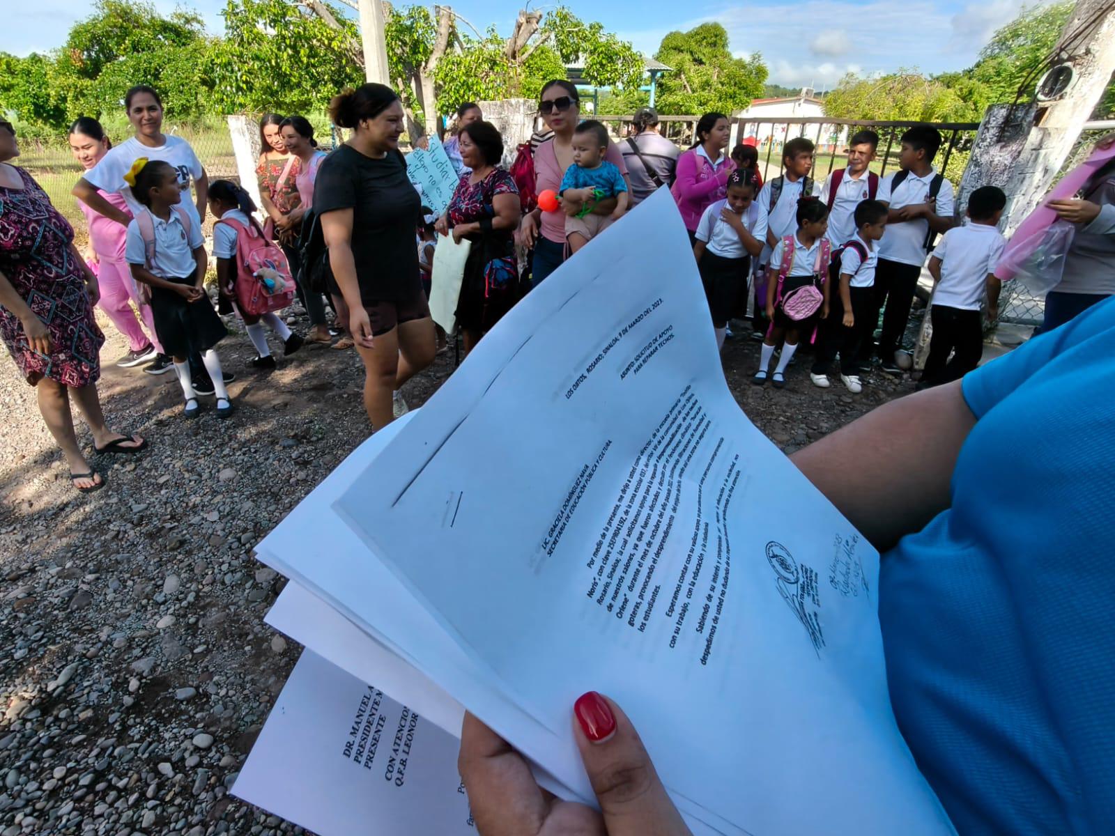 $!Padres de familia en Los Ojitos, Rosario, toman primaria en demanda de ‘una escuela digna y segura’