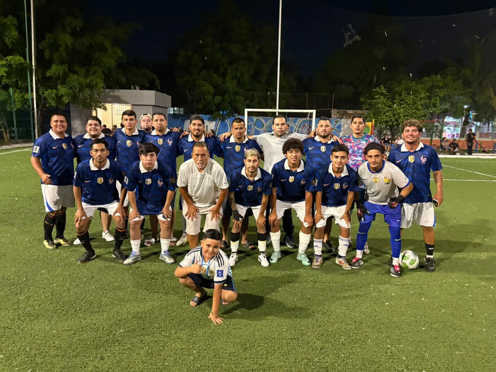 $!Aluminios y Cristales El Pollo se adelanta en final de Intercanchas