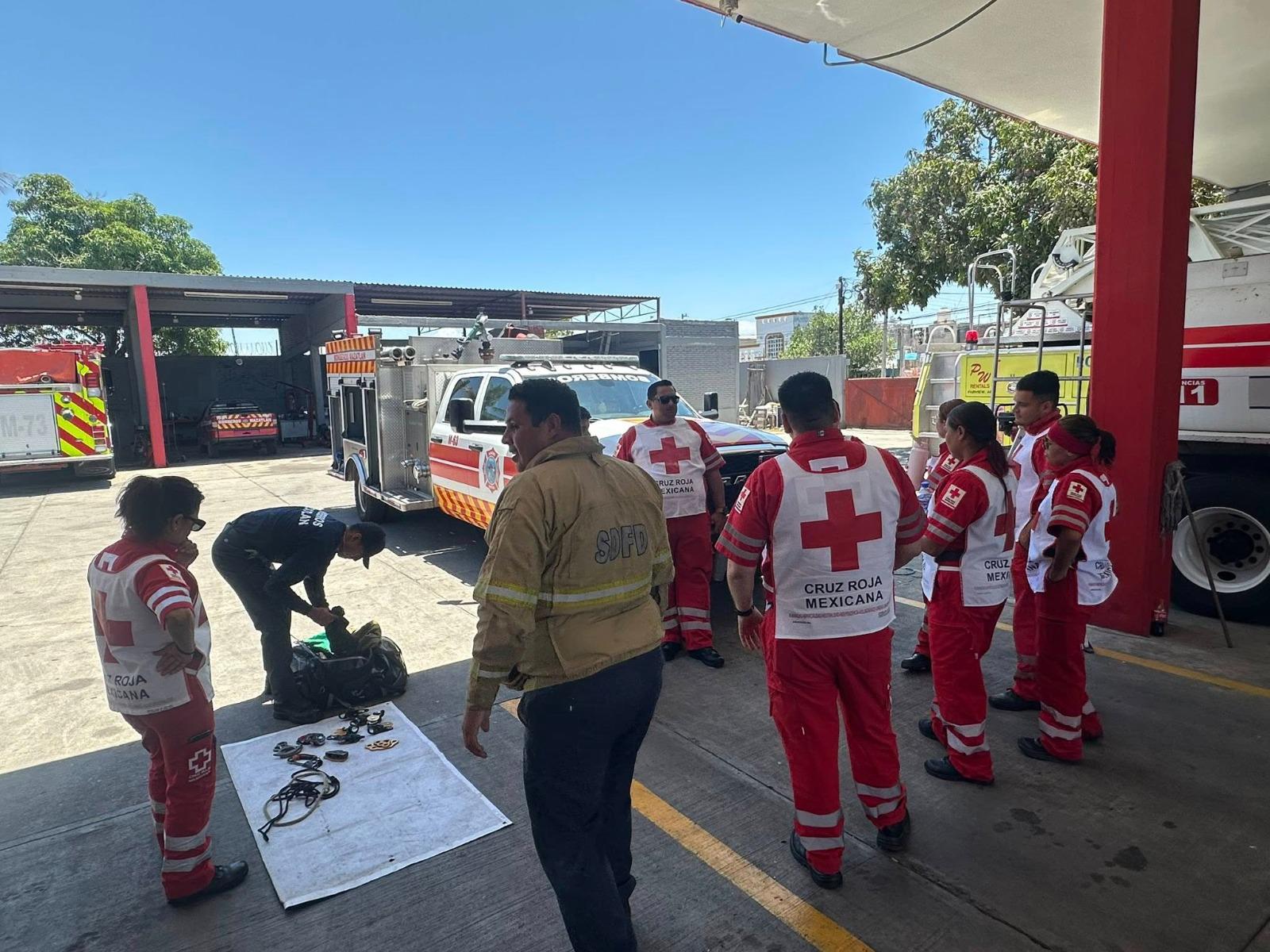 $!Imparte Bomberos Mazatlán capacitación a personal de Cruz Roja sobre procedimientos de rescate