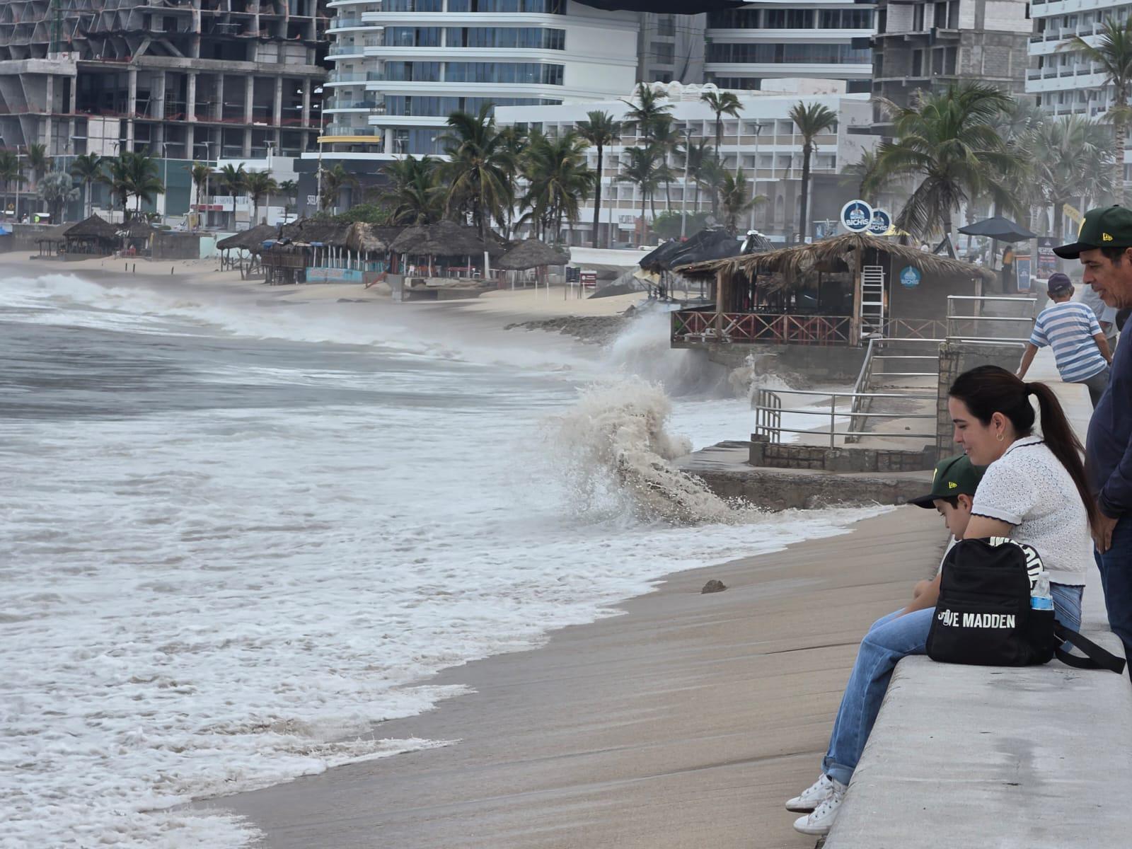 $!Mar de Fondo mantiene oleaje superior a los 3 metros; Salvavidas refuerza vigilancia en playas de Mazatlán
